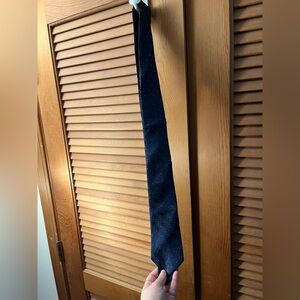 Calvin Klein circle design neck tie in blue 100% silk NWT